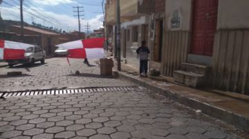 La gente se moviliza rumbo al cabildo.
