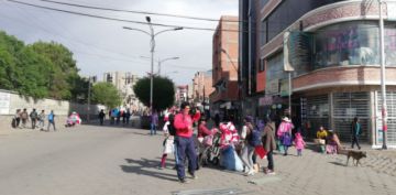 La gente se moviliza rumbo al cabildo.