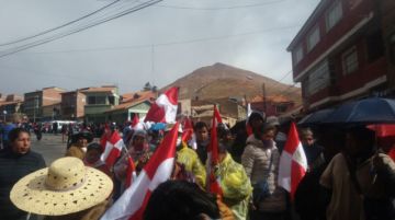 La gente se moviliza rumbo al cabildo.