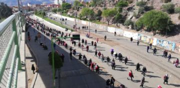 La gente se moviliza rumbo al cabildo.