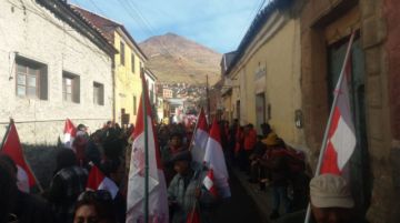 La gente se moviliza rumbo al cabildo.