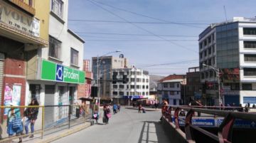 Hay bloqueos en las calles, gente camina ante la falta de motorizados.