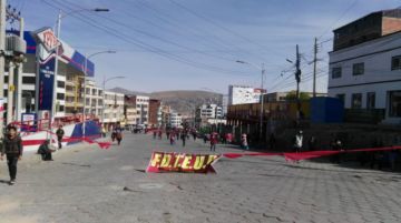Hay bloqueos en las calles, gente camina ante la falta de motorizados.