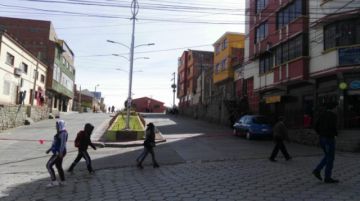 Hay bloqueos en las calles, gente camina ante la falta de motorizados.
