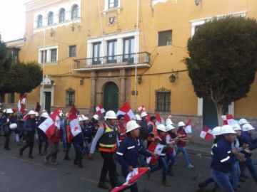 La marcha ocupa decenas de cuadras.