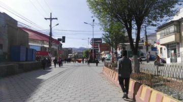 Hay bloqueos en las calles, gente camina ante la falta de motorizados.