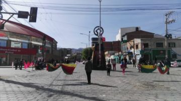 Hay bloqueos en las calles, gente camina ante la falta de motorizados.