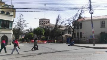 Hay bloqueos en las calles, gente camina ante la falta de motorizados.
