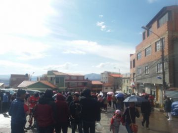 La gente se moviliza rumbo al cabildo.