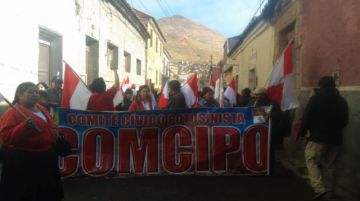 La gente se moviliza rumbo al cabildo.