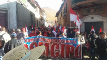 La gente se moviliza rumbo al cabildo.
