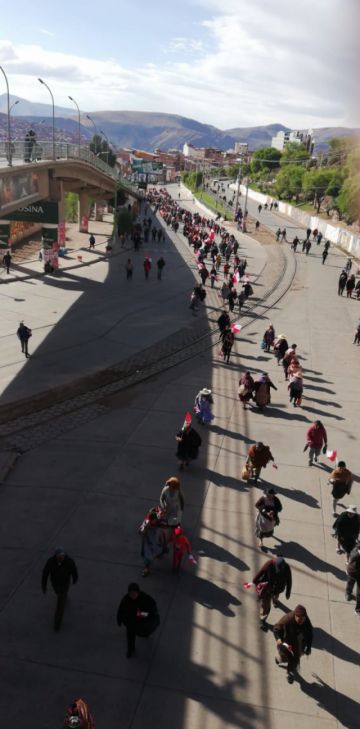 La gente se moviliza rumbo al cabildo.