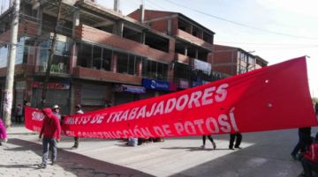Hay bloqueos en las calles, gente camina ante la falta de motorizados.
