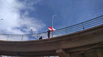 La gente se moviliza rumbo al cabildo.