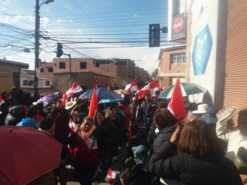 La gente se moviliza rumbo al cabildo.