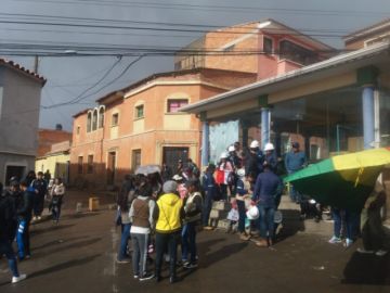 La gente se moviliza rumbo al cabildo.
