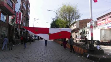 Hay bloqueos en las calles, gente camina ante la falta de motorizados.