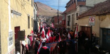 La gente se moviliza rumbo al cabildo.