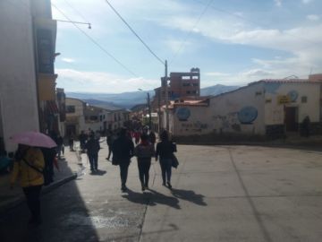 La gente se moviliza rumbo al cabildo.