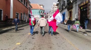 La gente se moviliza rumbo al cabildo.