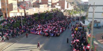 La marcha ocupa decenas de cuadras.