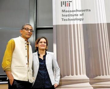 INVESTIGACIÓN. Esther Duflo (d) y su marido Abhijit Banerjee, dos de los premiados.