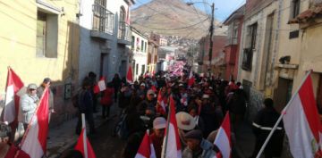 La gente se moviliza rumbo al cabildo.