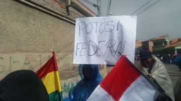 La gente se moviliza rumbo al cabildo.