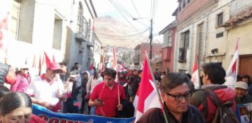 La gente se moviliza rumbo al cabildo.