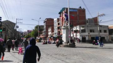 Hay bloqueos en las calles, gente camina ante la falta de motorizados.