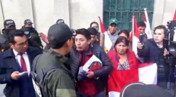 Incidentes con policías que cortaron el paso a la delegación potosina.