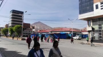 Hay bloqueos en las calles, gente camina ante la falta de motorizados.