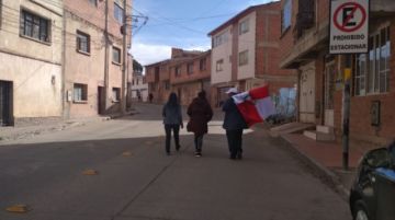 La gente se moviliza rumbo al cabildo.