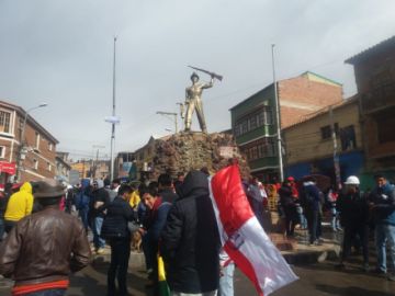 La gente se moviliza rumbo al cabildo.
