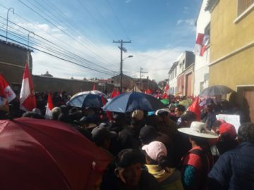 La gente se moviliza rumbo al cabildo.