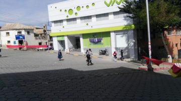 Hay bloqueos en las calles, gente camina ante la falta de motorizados.