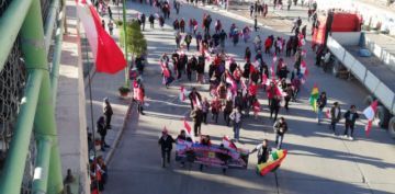 La marcha ocupa decenas de cuadras.