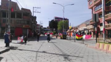 Hay bloqueos en las calles, gente camina ante la falta de motorizados.