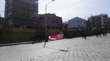 Hay bloqueos en las calles, gente camina ante la falta de motorizados.