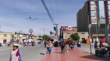 Hay bloqueos en las calles, gente camina ante la falta de motorizados.