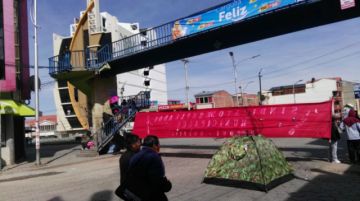 Hay bloqueos en las calles, gente camina ante la falta de motorizados.
