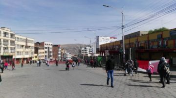 Hay bloqueos en las calles, gente camina ante la falta de motorizados.