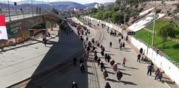 La gente se moviliza rumbo al cabildo.