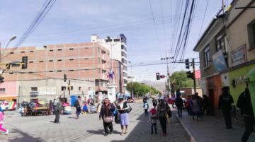 Hay bloqueos en las calles, gente camina ante la falta de motorizados.