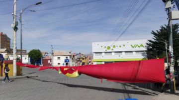 Hay bloqueos en las calles, gente camina ante la falta de motorizados.