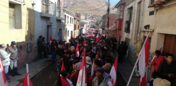 La gente se moviliza rumbo al cabildo.
