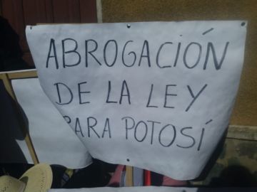 La gente se moviliza rumbo al cabildo.