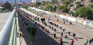 La gente se moviliza rumbo al cabildo.