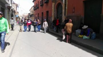 Hay bloqueos en las calles, gente camina ante la falta de motorizados.