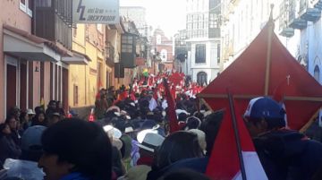 La marcha ocupa decenas de cuadras.